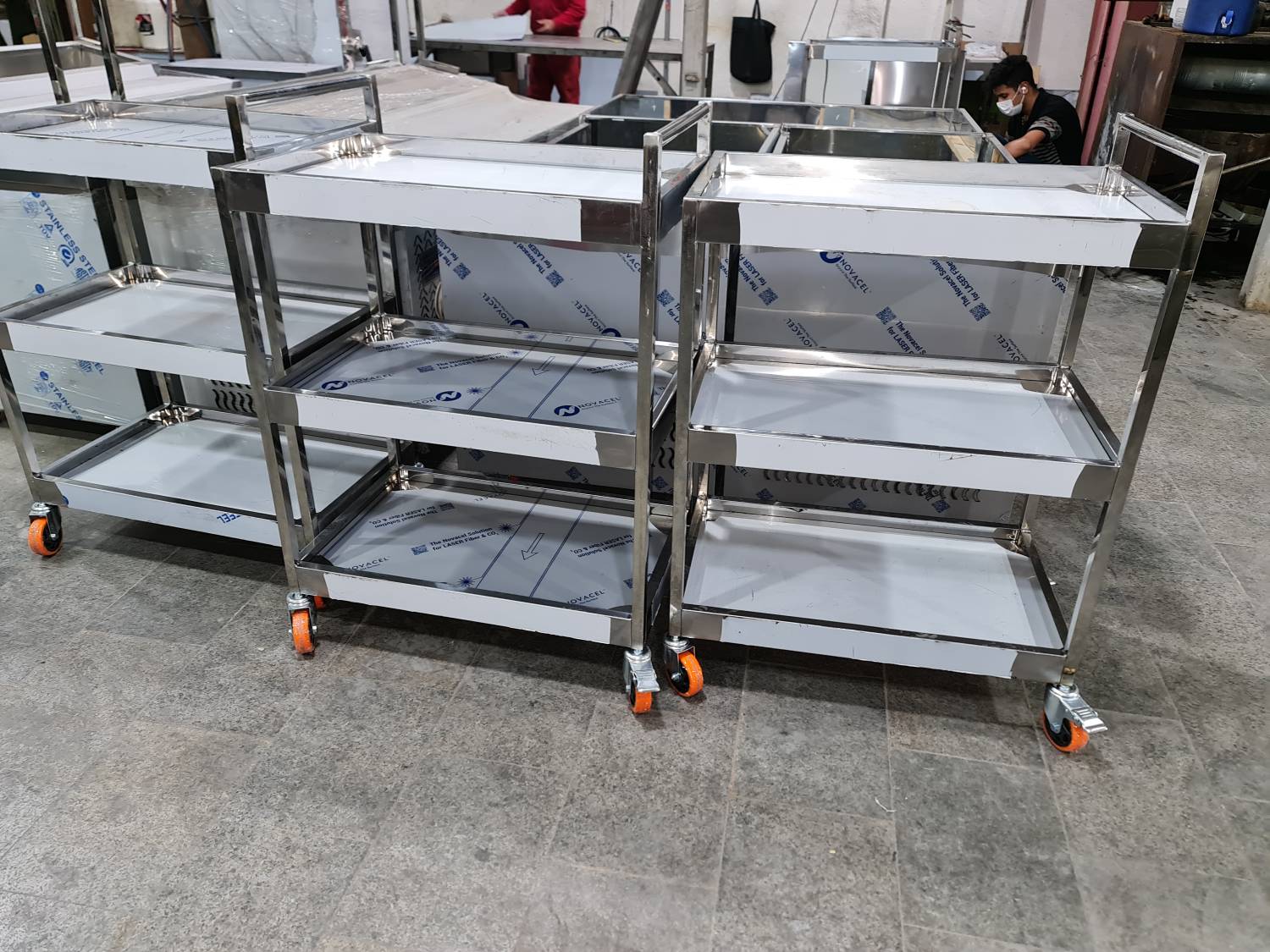 Three-tier trolley made entirely of stainless steel ترولی سه طبقه تماما استنلس استیل